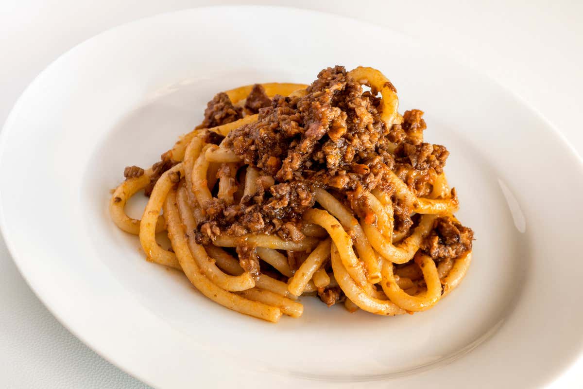 Un piatto di pici con ragù