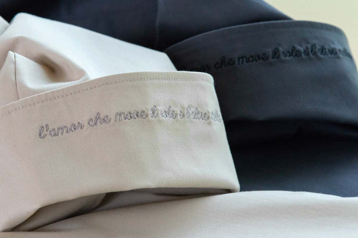 Ricami sulle giacche Dante e Beatrice C’è poesia nei capi Siggi per la ristorazione