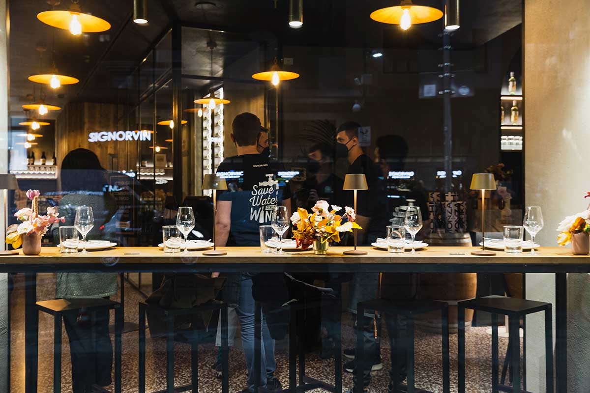 La vetrina di Signorvino in zona Garibaldi a Milano Signorvino si rafforza a Milano: quarto negozio con il format cantina più cucina