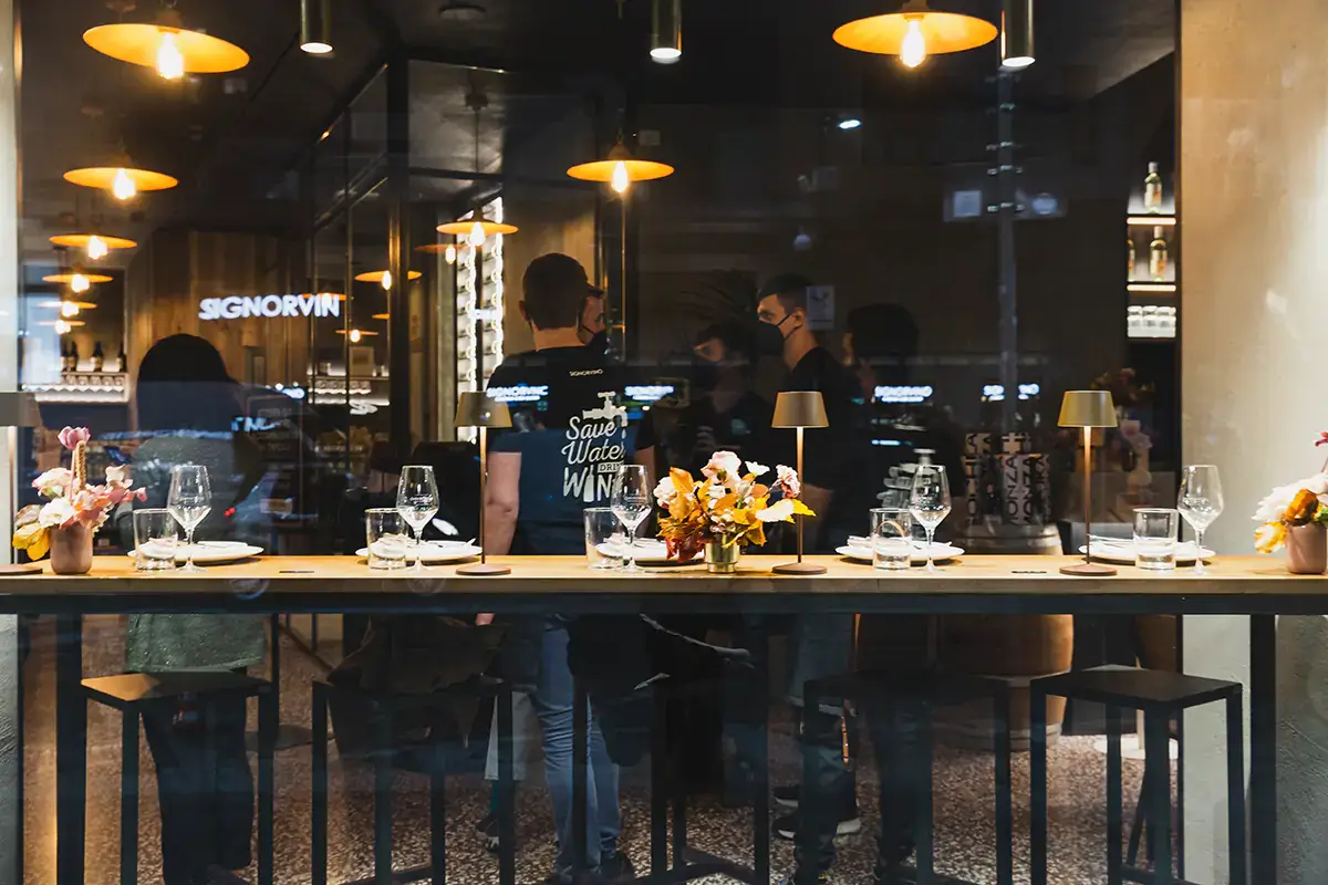 La vetrina di Signorvino in zona Garibaldi a Milano Signorvino si rafforza a Milano: quarto negozio con il format cantina più cucina