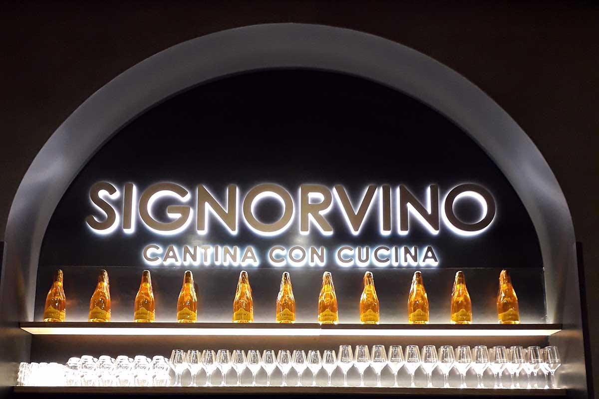 L'insegna di Signorvino Signorvino si rafforza a Milano: quarto negozio con il format cantina più cucina