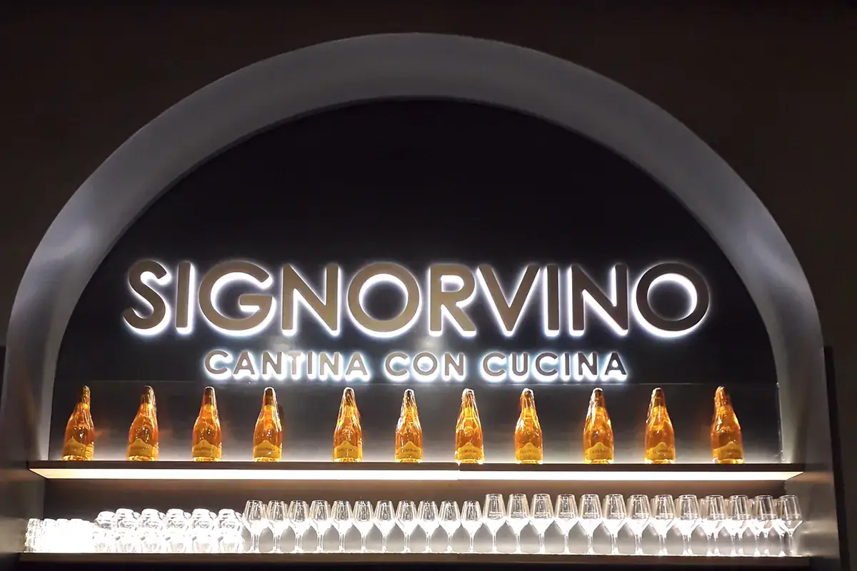 L'insegna di Signorvino Signorvino si rafforza a Milano: quarto negozio con il format cantina pi&ugrave; cucina