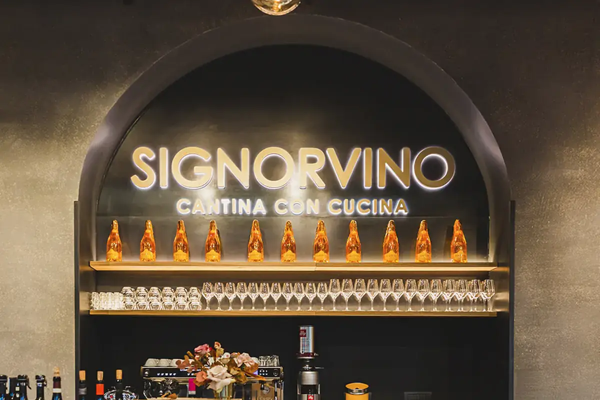 Signorvino ha messo a segno 6 aperture nel 2021 e ora conta un network di 25 enoteche con cucina Signorvino, oltre un milione di bottiglie vendute nel 2021. E l'online corre