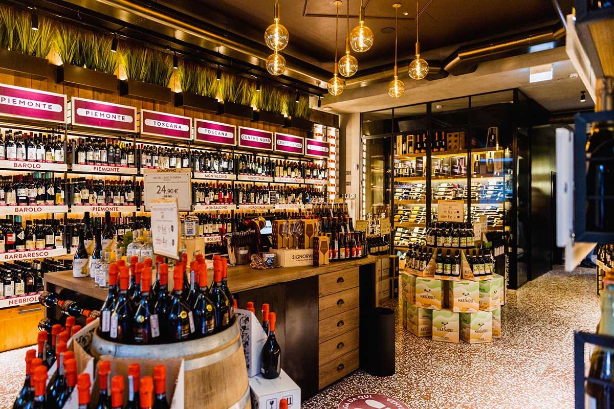 Lo spazio dedicato alla vendita di vini in bottiglia Signorvino si rafforza a Milano: quarto negozio con il format cantina più cucina