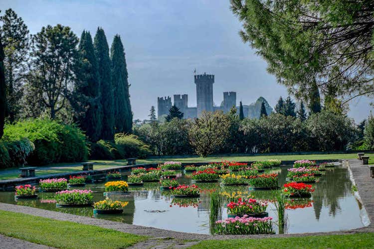 Un giardino del Parco Sigurt&agrave; - Riaperto il Parco Sigurt&agrave; Ora sul Mincio si aspettano i turisti