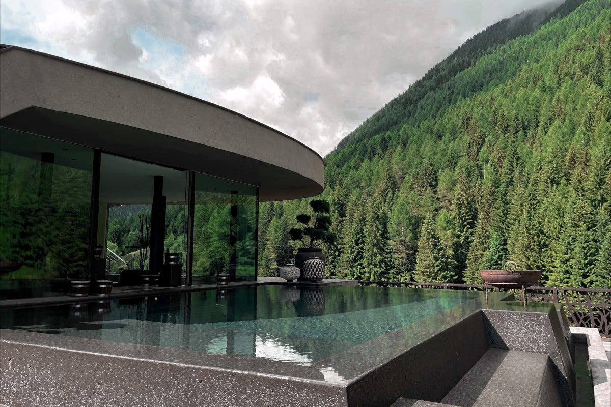 La vasca onsen del Silena Foliage da “prospettive” uniche in Alto Adige e Austria