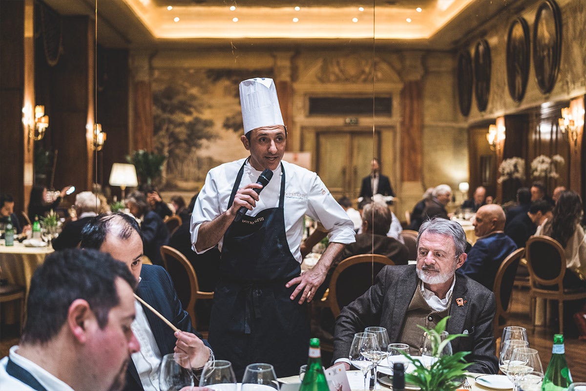 Fabio Silva in sala spiega i piatti della serata Una serata “regale” all’Hotel de la Ville di Monza