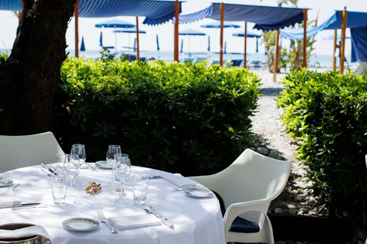 Il giardino del Marco Polo, con affaccio diretto sulla spiaggia e sul mare