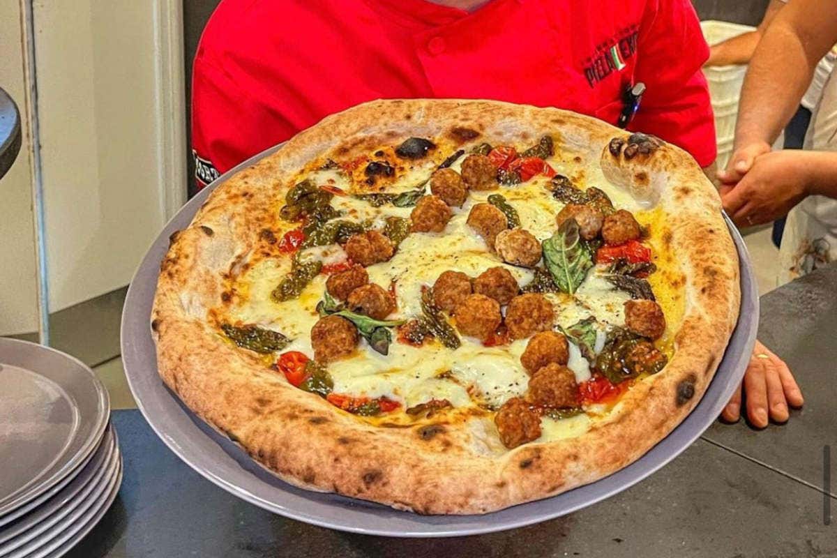 Simone Fortunato farcisce la sua pizza di tradizione  