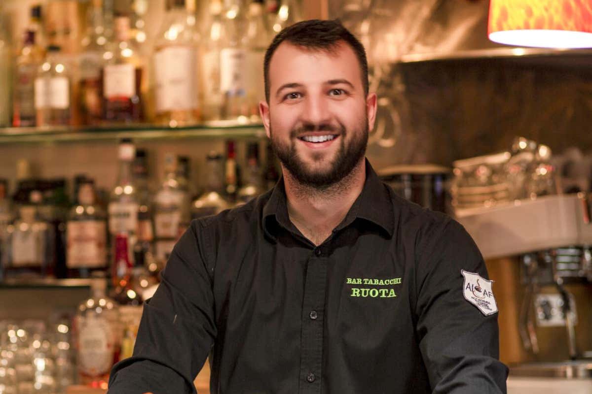 Simone Toppi al bancone del suo Bar Ruota di Mariano Comense (Co): è anche consigliere nazionale Abi