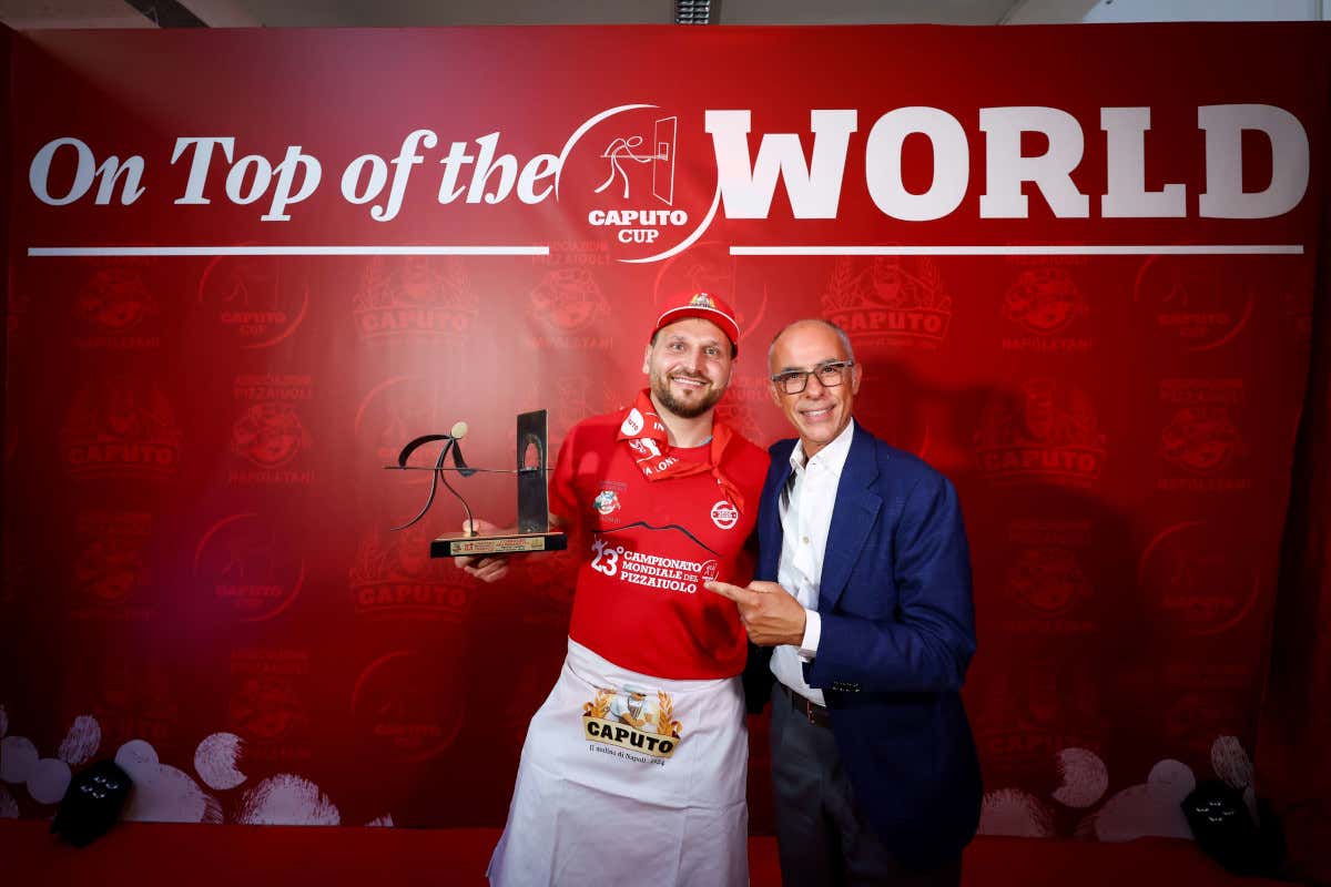 Simone Zullo, da Sidney, è il vincitore del Campionato mondiale del pizzaiuolo Simone Zullo, da Sidney, è il vincitore del Campionato mondiale del pizzaiuolo