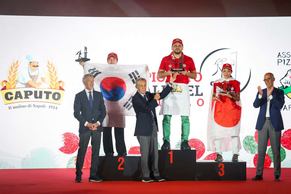 Simone Zullo, da Sidney, è il vincitore del Campionato mondiale del pizzaiuolo Simone Zullo, da Sidney, è il vincitore del Campionato mondiale del pizzaiuolo
