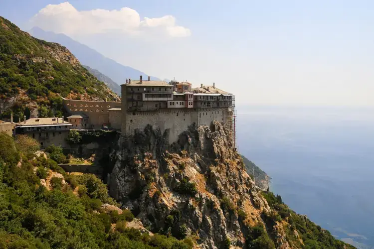 Il monastero di Simospetra Mare turchese, miele, polpi e Dolmadaki, ecco la Grecia del nord che non ti aspetti
