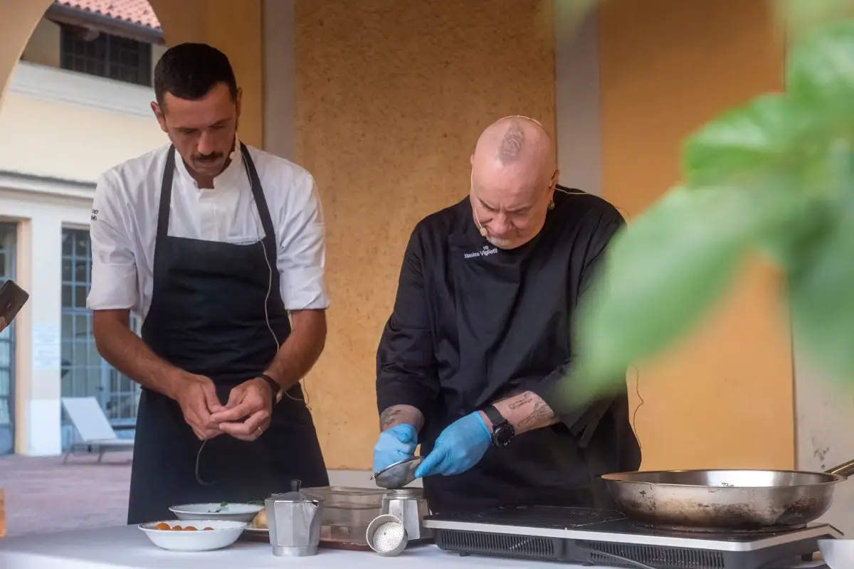 I due cuochi al lavoro&nbsp; Enrico Marmo e Massimo Viglietti: viaggio a quattro mani in testa alla Sina Chefs' Cup