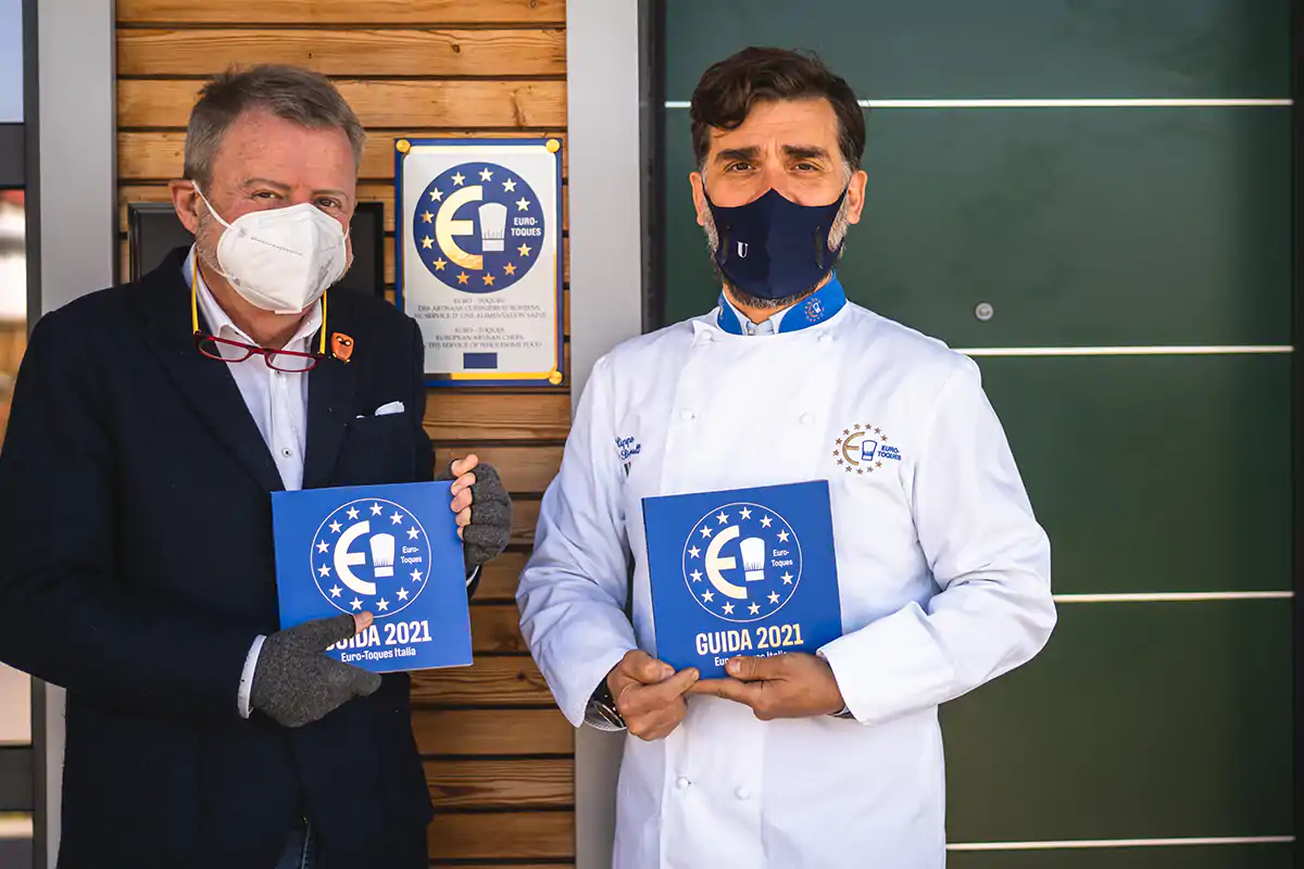 Da sinistra, il direttore di Italia a Tavola Alberto Lupini con lo chef Filippo Sinisgalli Ristorante chiuso? &laquo;E io studio&raquo; La strategia di Filippo Sinisgalli