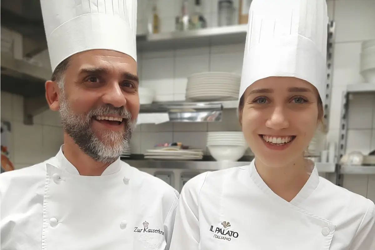 Filippo Sinisgalli (membro Euro-Toques Italia) chef del Ristorante Zur Kaiserkron di Bolzano e Alice Vialetto, giovane pasticcera nata dal vivaio dell&rsquo;hub di cucina Il Palato Italiano 