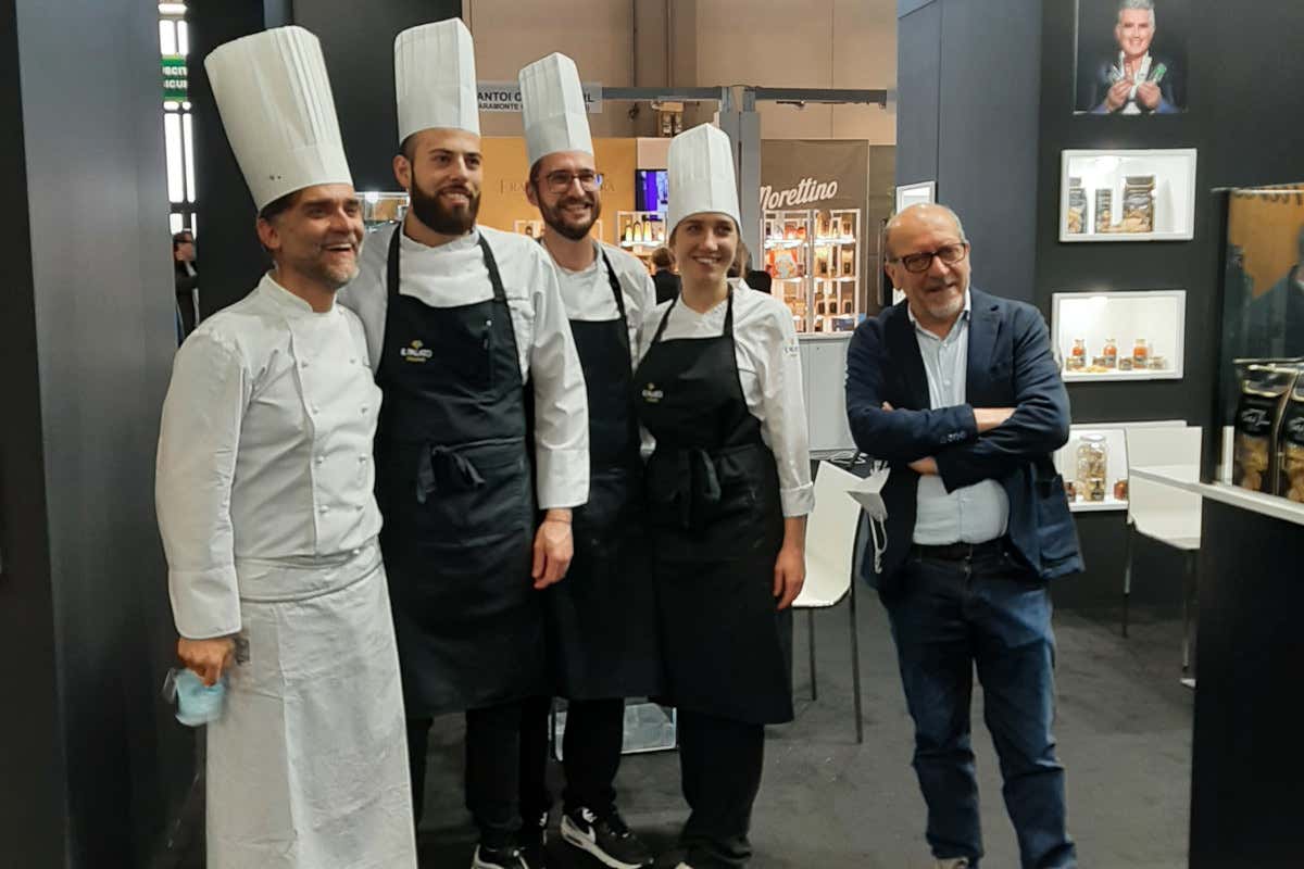 Sinisgalli, primo a sinistra, con la sua brigata e Dario Vergassola, ultimo a destra L'incontro tra Filippo Sinisgalli e Giuliano Tartufi porta in tavola l'innovazione
