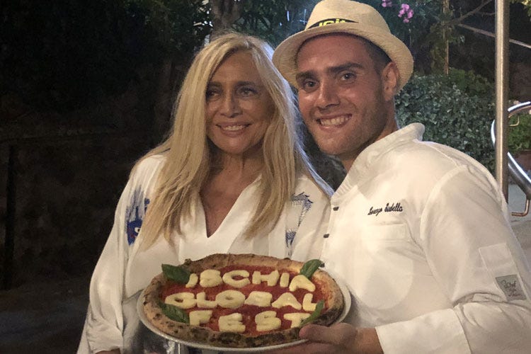 Lorenzo Sirabella insieme a Mara Venier - Sirabella: «Io, artigiano della pizza»