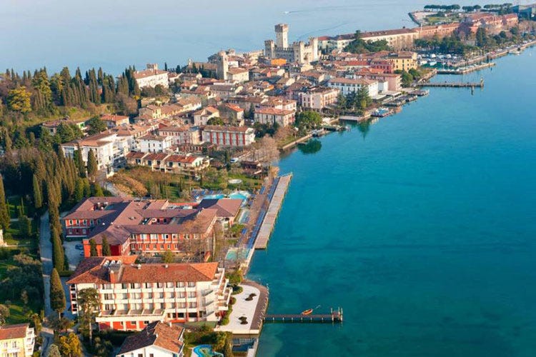 Una veduta aerea di Sirmione, sul lago di Garda - Garda, Iseo e Idro senza stranieri L'estate nera dei laghi lombardi
