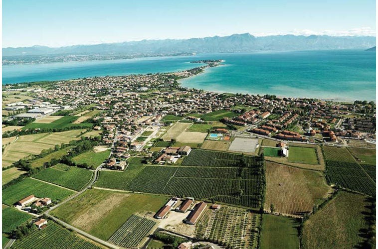 Una veduta del lago di Garda, al centro Sirmione Il vino lombardo per 7 giorni al centro del mondo