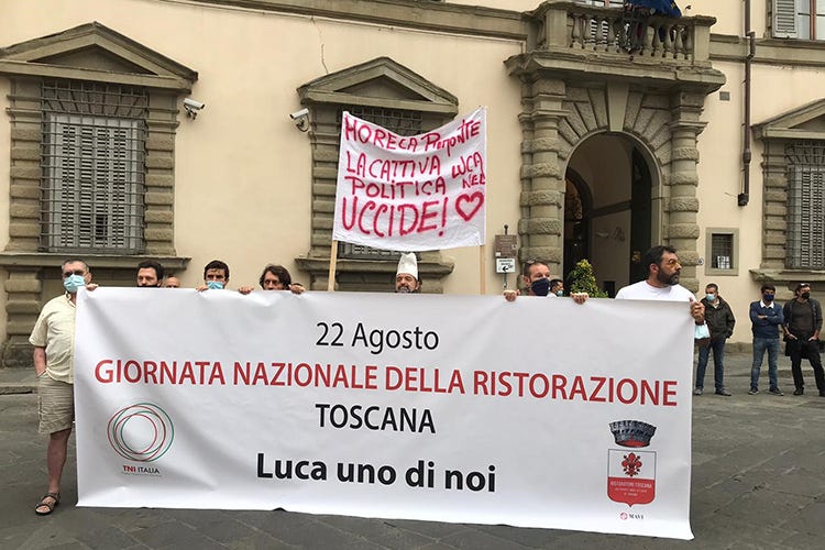 Ristoratori uniti per chiedere più attenzioni - Ristoratori Toscani, sit-in in piazza«Abbandonati dalle istituzioni»