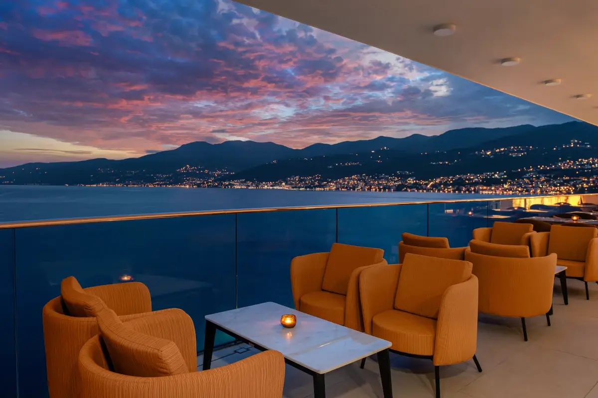 Vista sul mare dal Nebo Restaurant Hilton: otto terrazze bar tra Italia ed Europa per frizzanti serate di fine estate