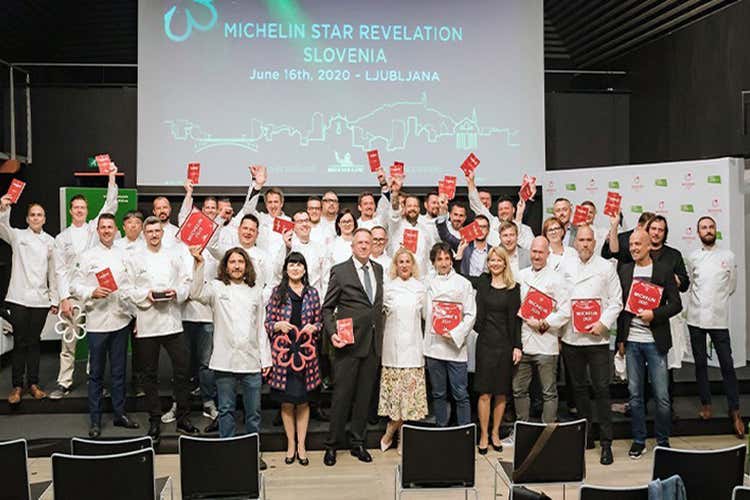 La premiazione senza distanziamento - Michelin, gaffe all'arrivo in Slovenia Stelle assembrate solo per show