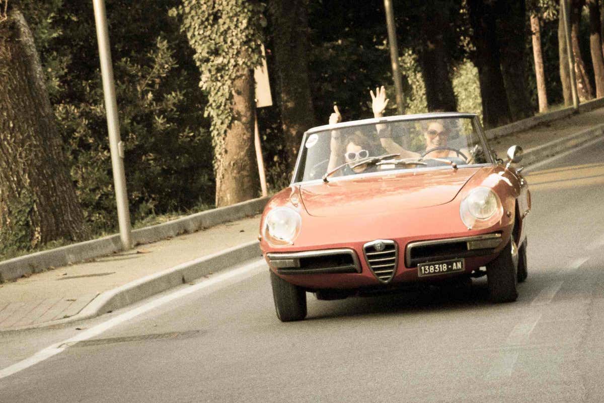 Otto marzo on the road: viaggio con le amiche su un'auto d'epoca