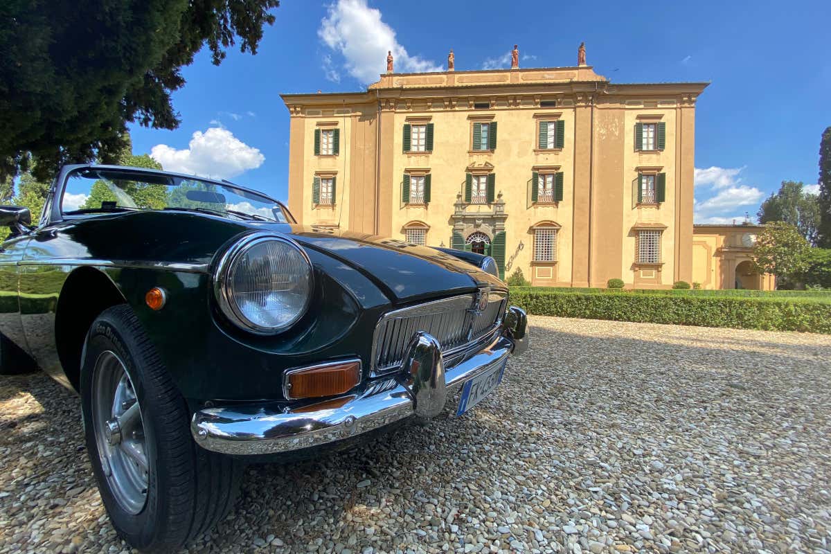 O tra le meraviglie della Toscana Macchine d'epoca in posti da sogno per festeggiare l'8 marzo