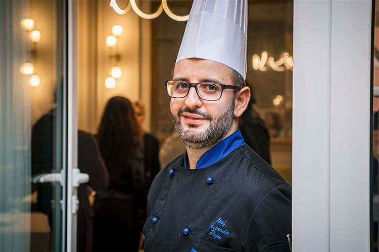 Il cuoco del Bar Bacharach Bistrot (Roma, Cucina italiana solidale con Small Food Experience)