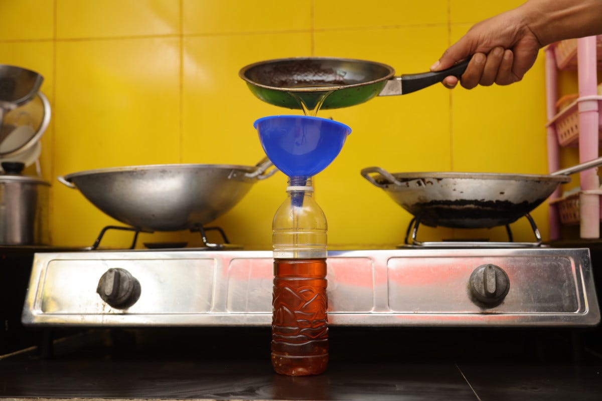 La pratica dello smaltimento dell'olio esausto in cucina Oli esausti e ristorazione, preziose risorse energetiche ancora poco sfruttate