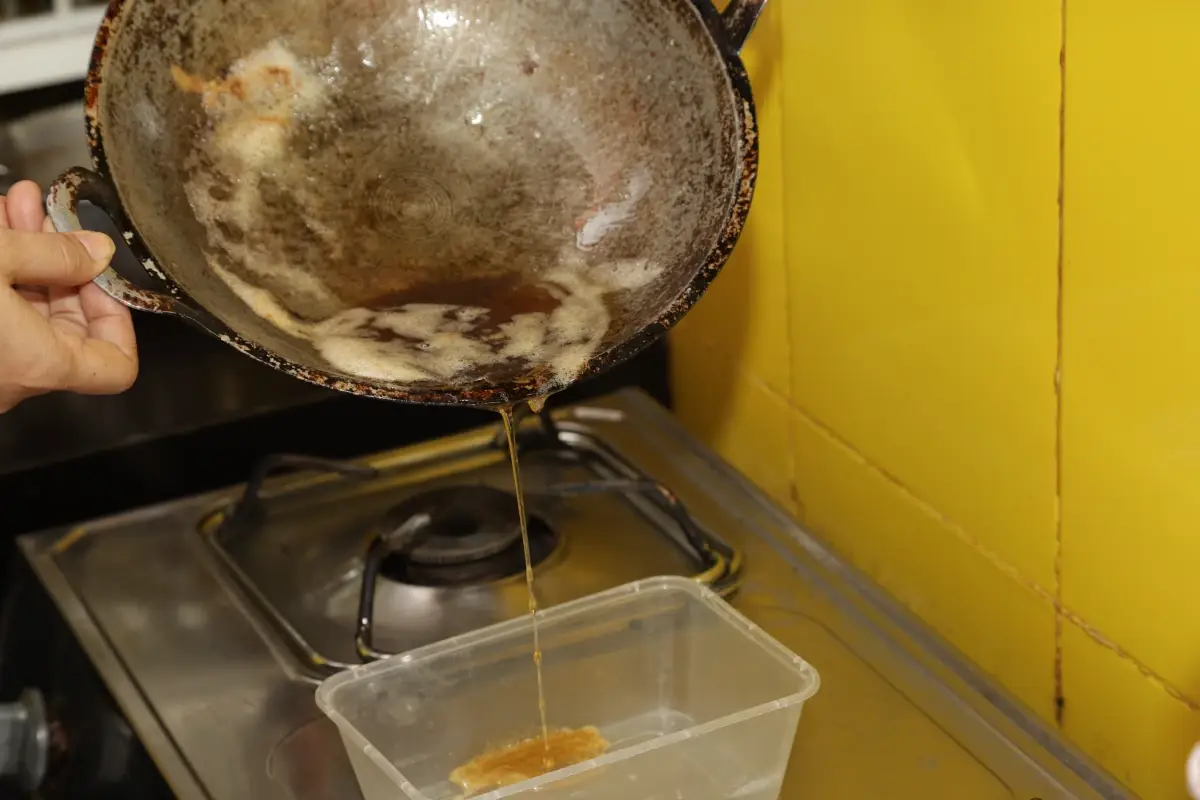 Recuperare l'olio esausto in cucina salvaguarda le condotte fognarie Oli esausti e ristorazione, preziose risorse energetiche ancora poco sfruttate