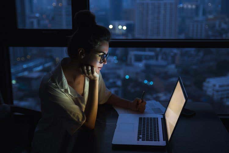 A casa, il rischio &egrave; di lavorare anche fuori dall'orario di lavoro - Smart working e medicina del lavoro