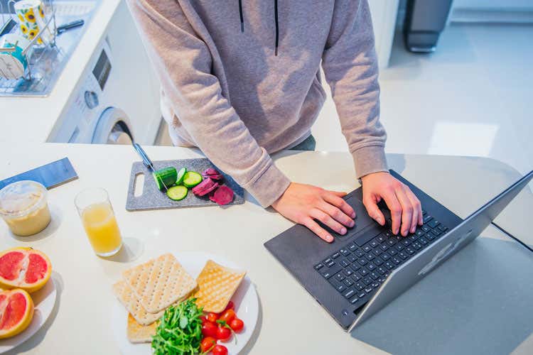 Si lavora e si cucina a casa. Così i ristoranti soffrono ancora di più - Meno smart working e più cassa per evitare il tracollo dei ristoranti