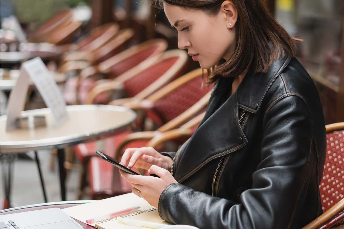 In Francia i bar vietano lo smart working. No al computer, rovina l’atmosfera