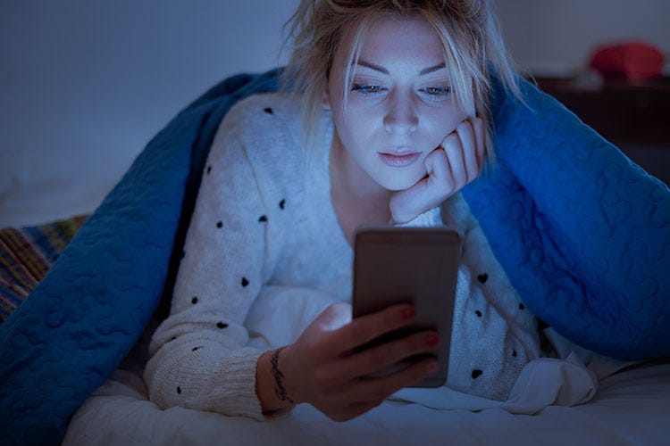 Smartphone di notte, il sonno ne risente (Lo smartphone toglie ore di sonno Colpite una donna su cinque)