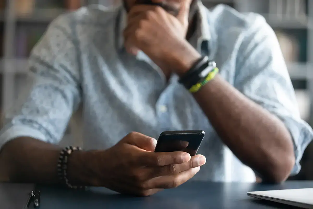 Dolori da smartphone Il cellulare pu&ograve; provocare dolori alle mani