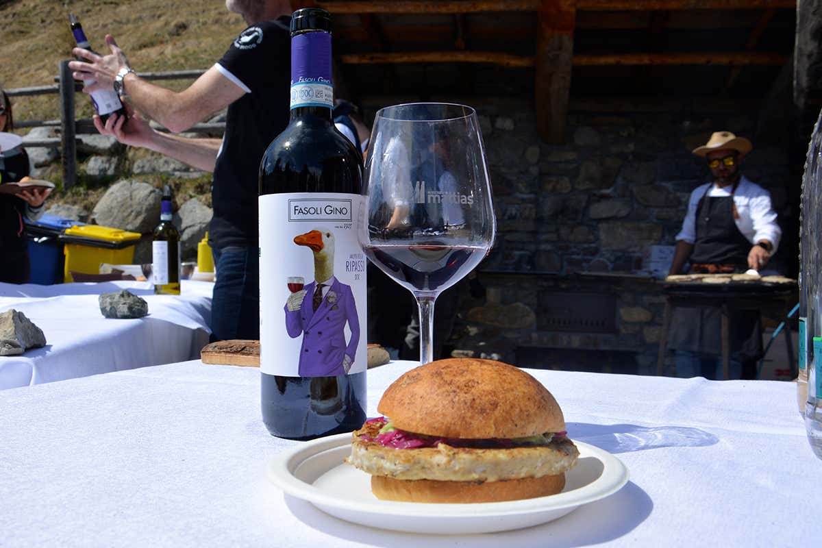 Hamburger con medaglione di Galletto Vallespluga in abbinamento al Valpolicella Ripasso Doc La Corte del Pozzo della Cantina Fasoli Gino