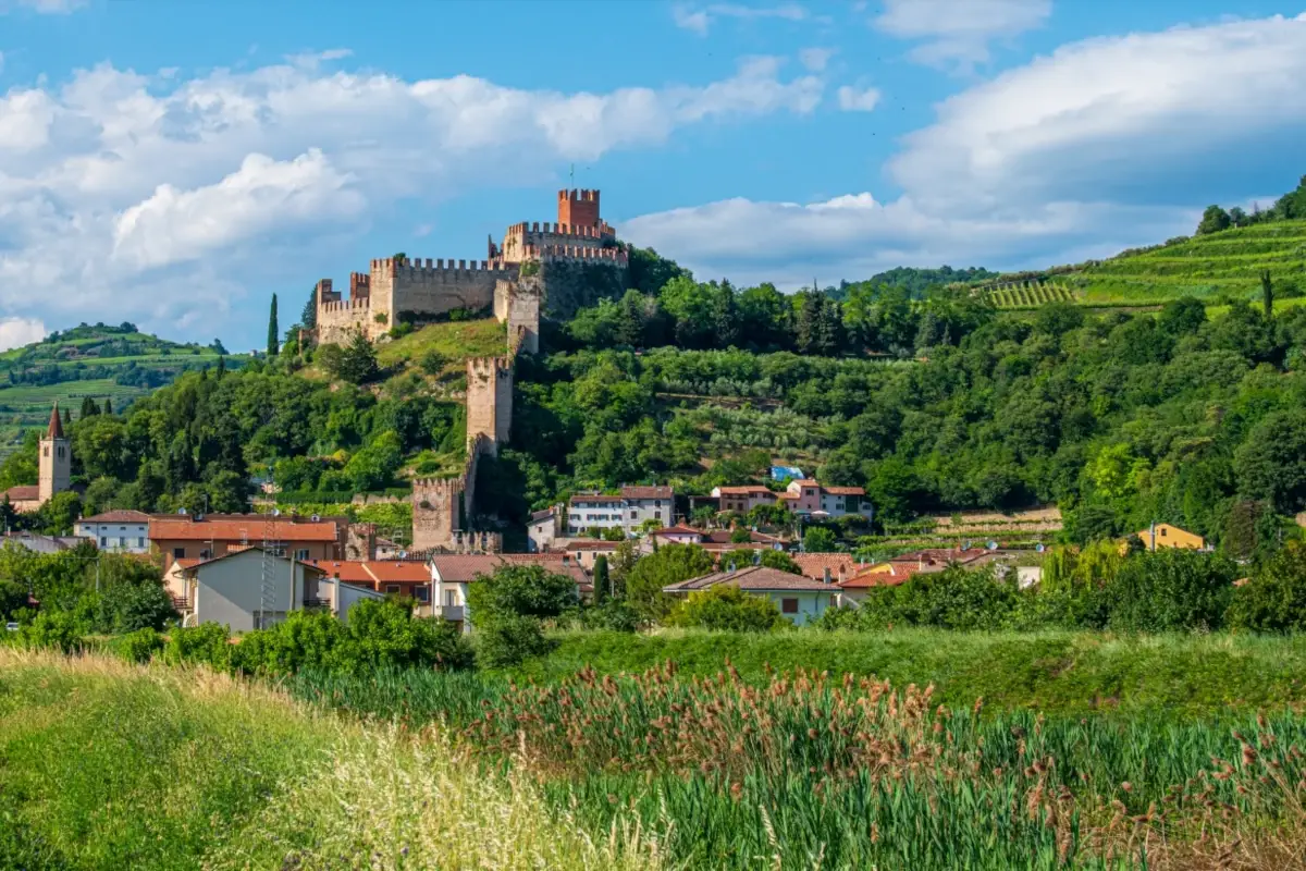 Soave, veduta del Castello Venezia, Padova e Verona: alla scoperta di tesori nascosti e delle migliori pizzerie