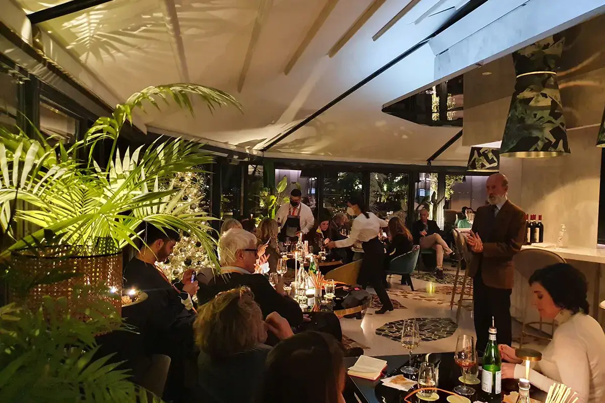 L'autore Luica Maroni in piedi a destra durante un momento della presentazione del suo Annuario 2022 Annuario dei migliori vini italiani 2022 in vetrina al Sofitel di Roma