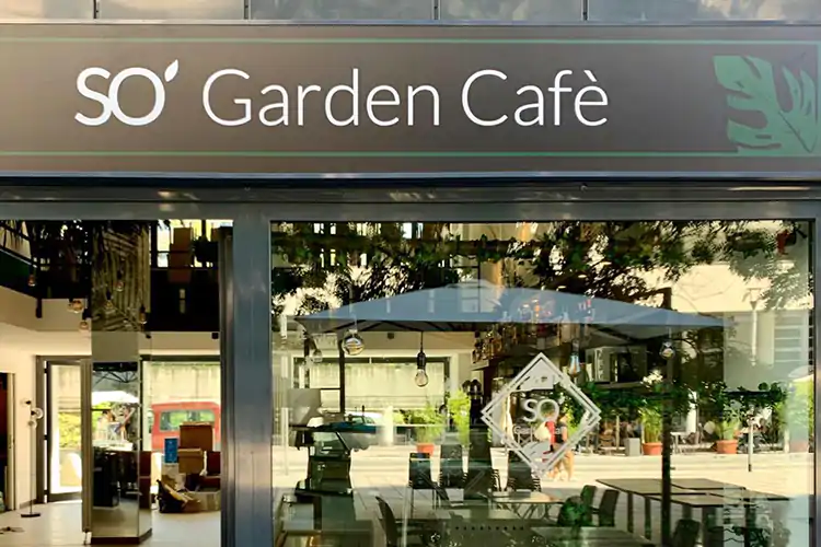 Il So&rsquo; Garden Caf&eacute; da dove &egrave; partita la protesta La movida abusiva minaccia i bar Sciopero dello spritz a Milano