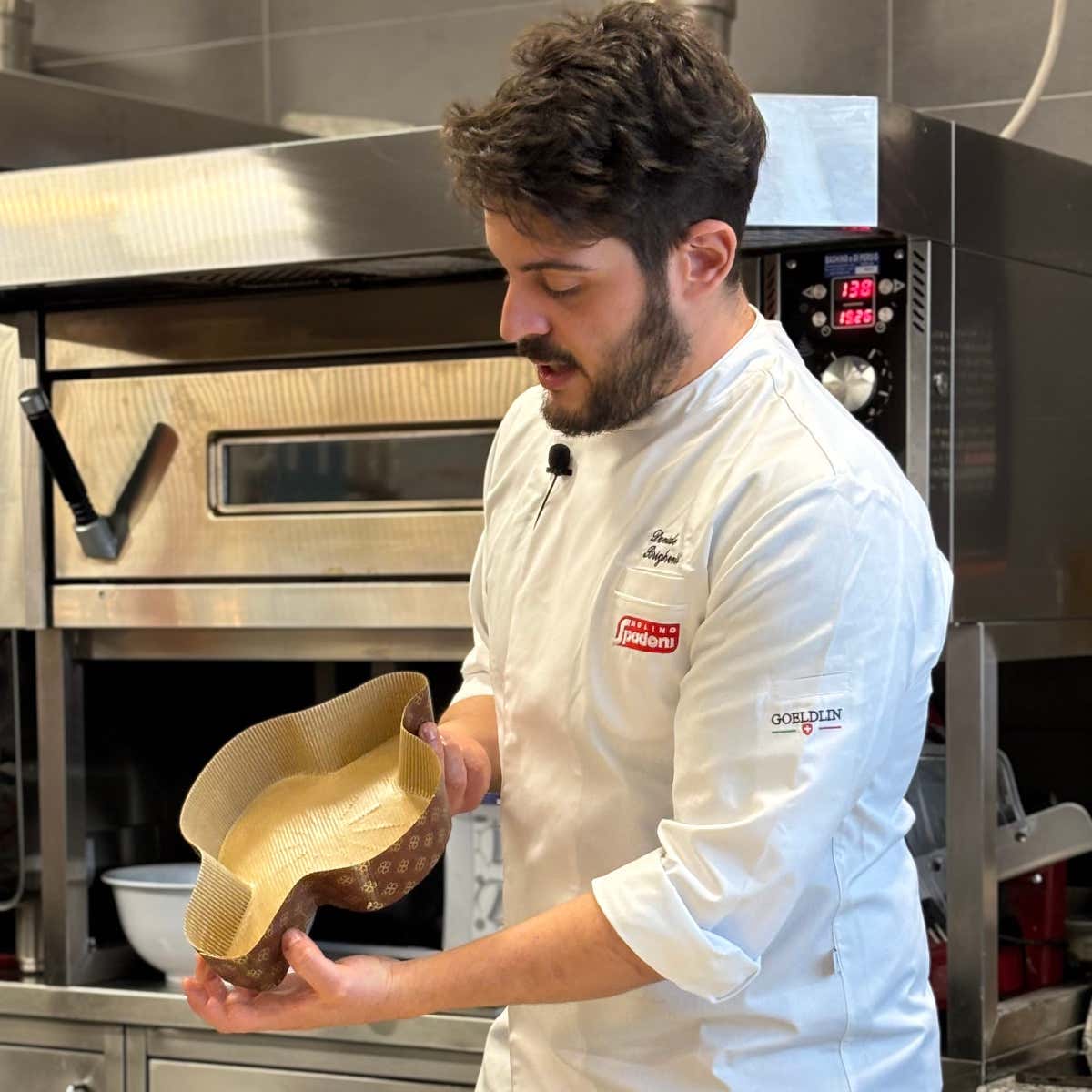 Il pasticcere Davide Brighenti illustra tecniche per dare alla colomba una forma perfetta