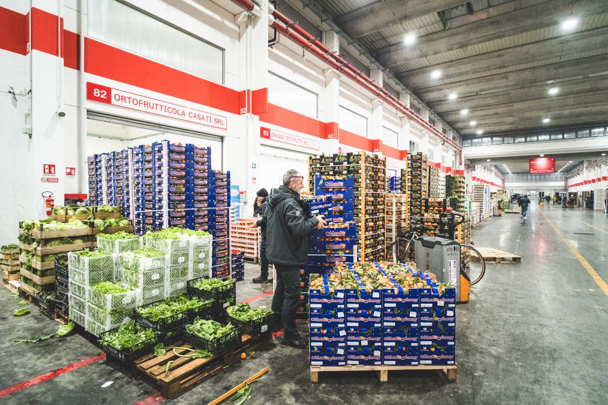 L'apertura fino alle 12:30 del giovedì è ideale per i ristoratori e gli operatori Horeca che possono rifornirsi di frutta e verdura fresca per tutto il week end
