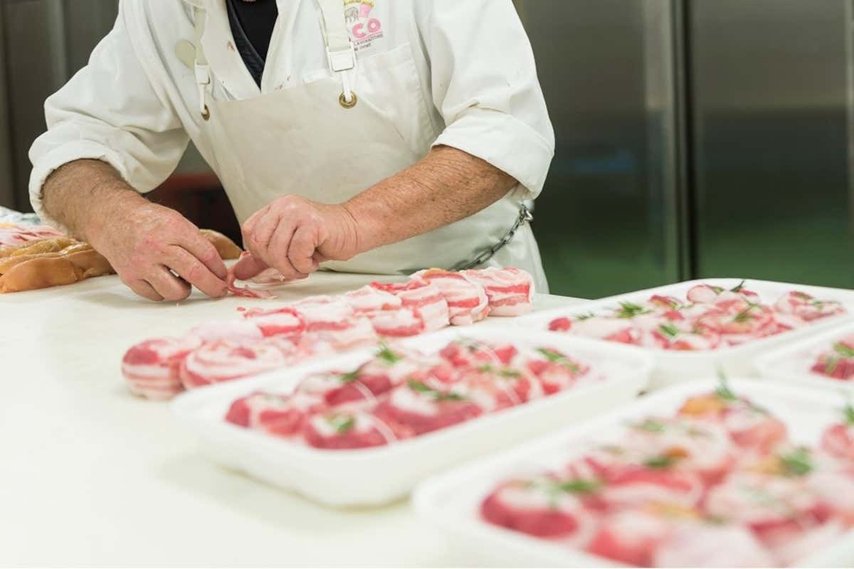 Le mezzene di bovino, i suini e il pollame si preparano per diventare i tagli perfetti richiesti dalla ristorazione milanese