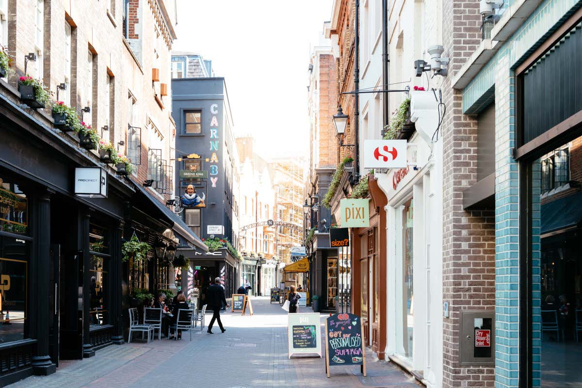 Una delle vie del quartiere Soho a Londra
