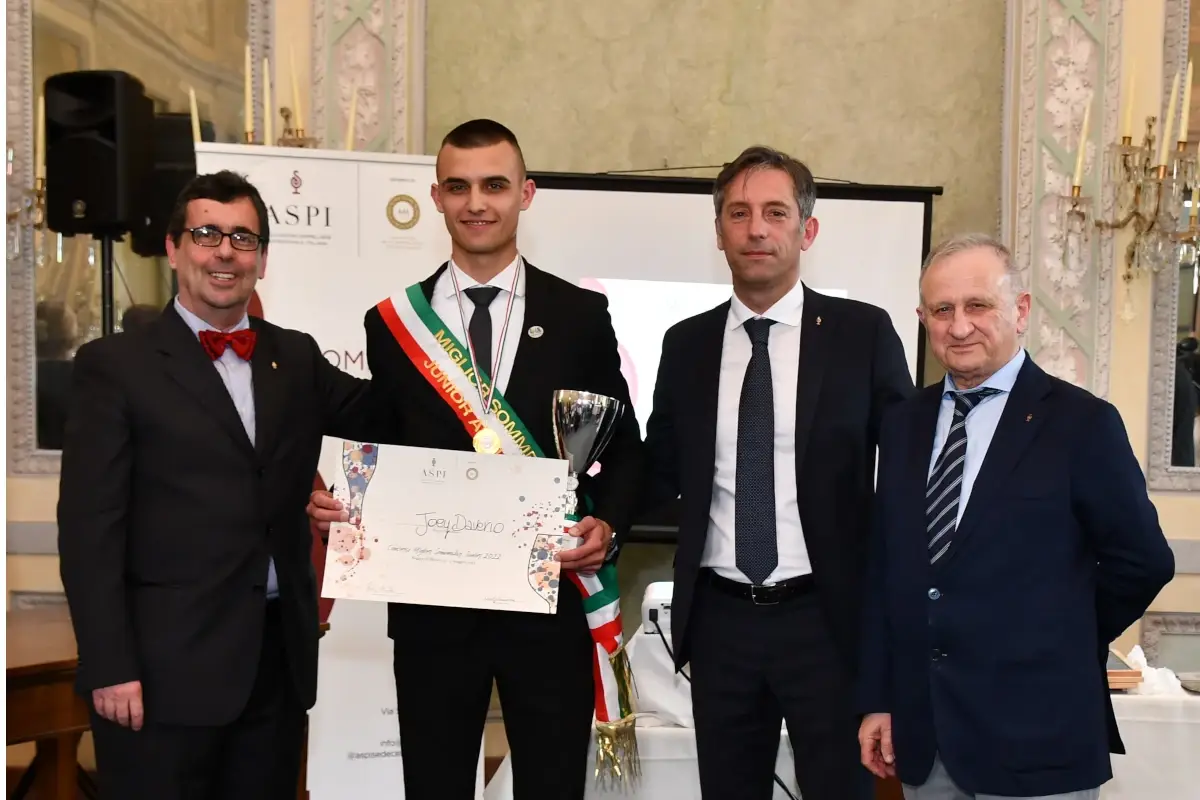 Joey Daverio con la fascia tricolore e la coppa &Egrave; Cristian Brancaleoni il miglior sommelier d'Italia per Aspi