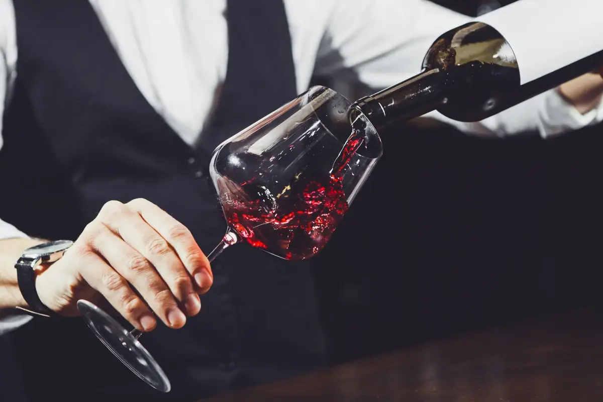 Sommelier in azione Il sommelier Luca Gardini: &laquo;Il futuro del vino? Equilibrio tra identit&agrave; e trasformazione&raquo;