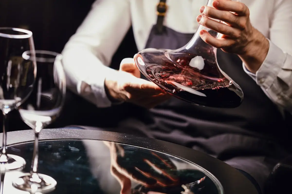 Un sommelier in azione Il sommelier Luca Gardini: &laquo;Il futuro del vino? Equilibrio tra identit&agrave; e trasformazione&raquo;