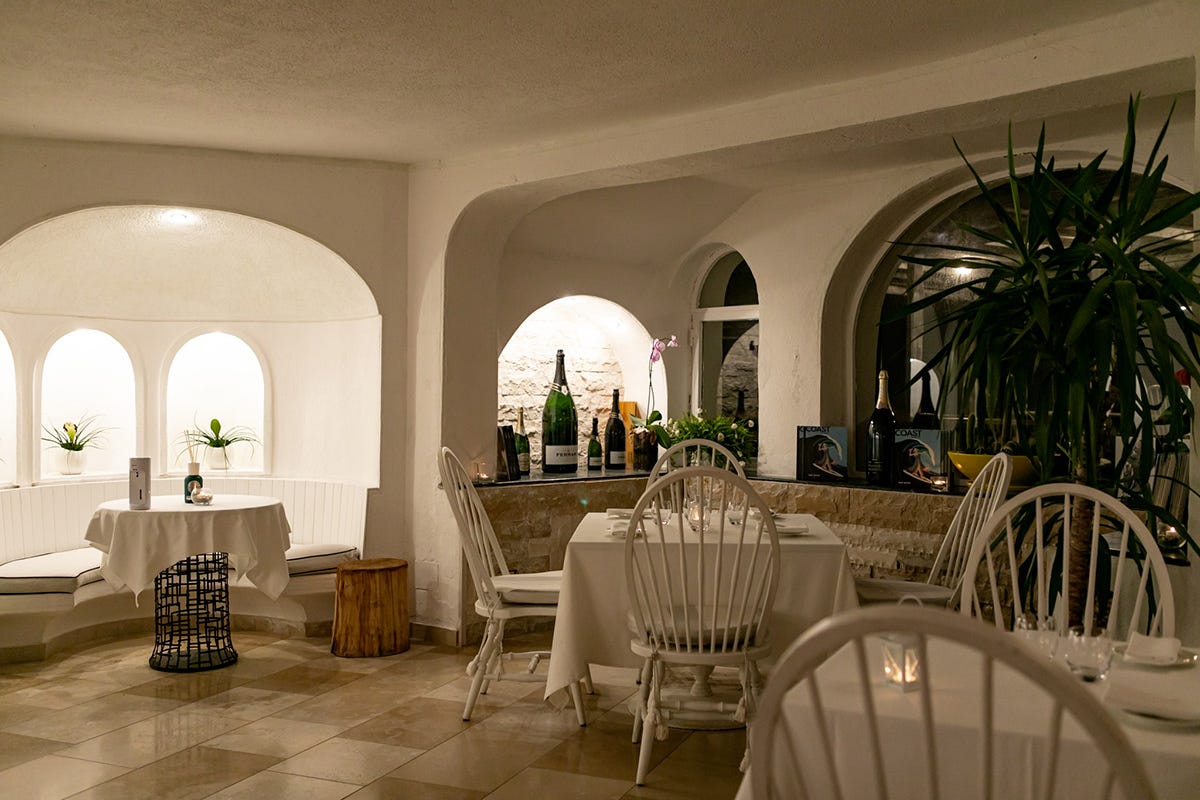 L'interno del ristorante Somu, a Baja Sardinia aperti in inverno: il coraggio vale la stella