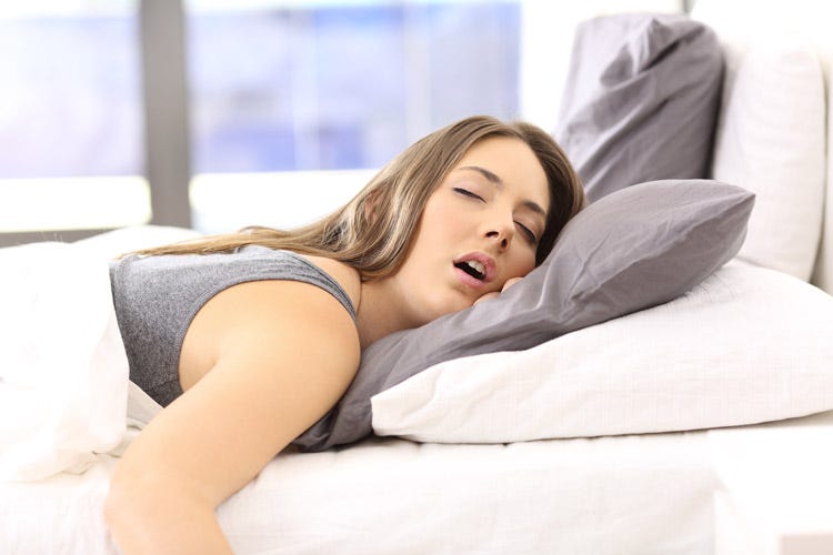 Le donne dormono meno e peggio degli uomini (Ormoni, stress e menopausa Il sonno delle donne è più fragile)